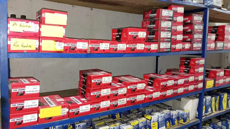 Estantes con repuestos en stock