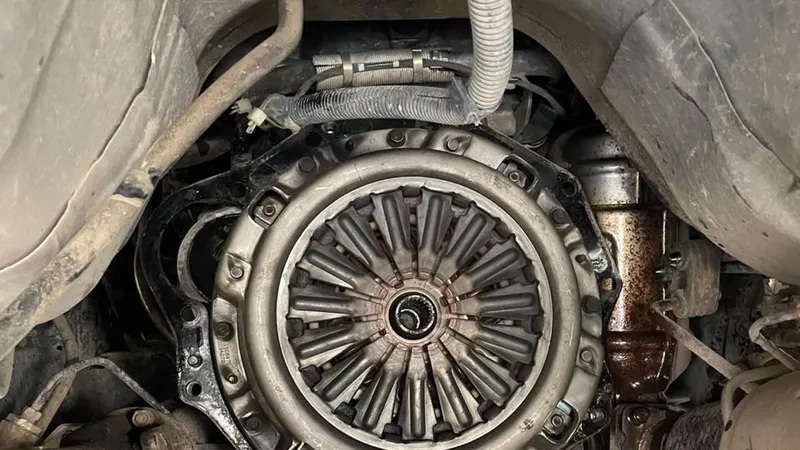 Kit de embrague a la vista bajo un auto