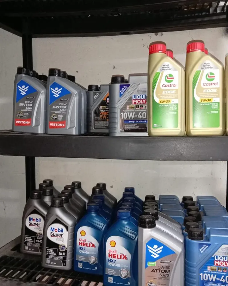 Estante de Servin con aceites Vistony, Liqui Moly, Castrol, Mobil y Shell