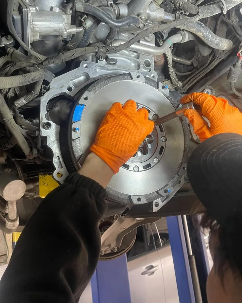Mecánico instalando un kit de embrague